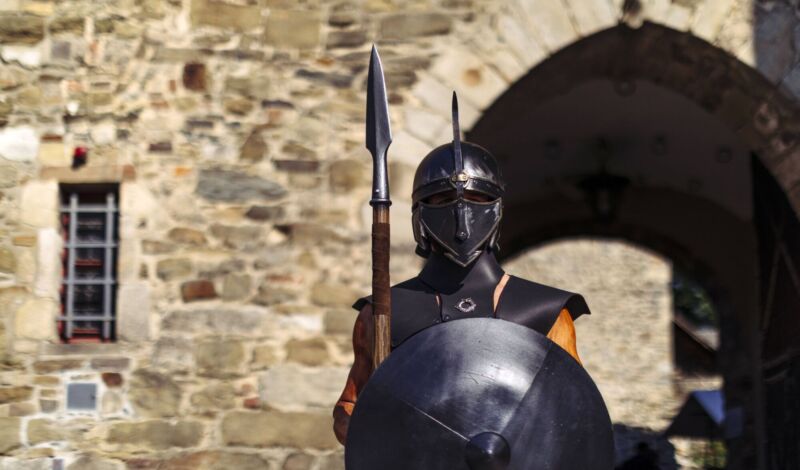 Ritter-Cosplayer vor Schloss Burg an der Wupper