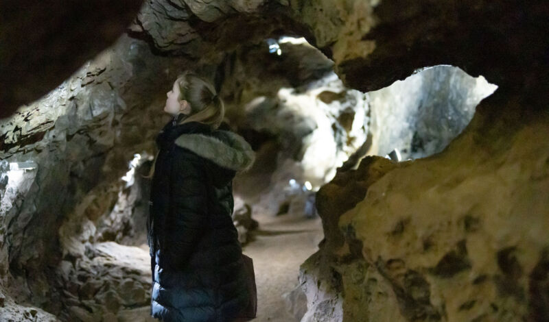 Besucherin in der Kluterthöhle in Ennepetal