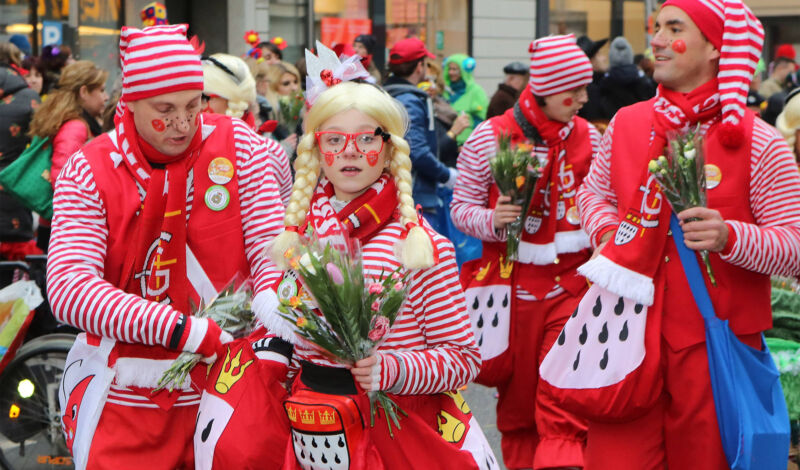 Jecke im Karnevalszug am Veilchendienstag in Köln-Nippes