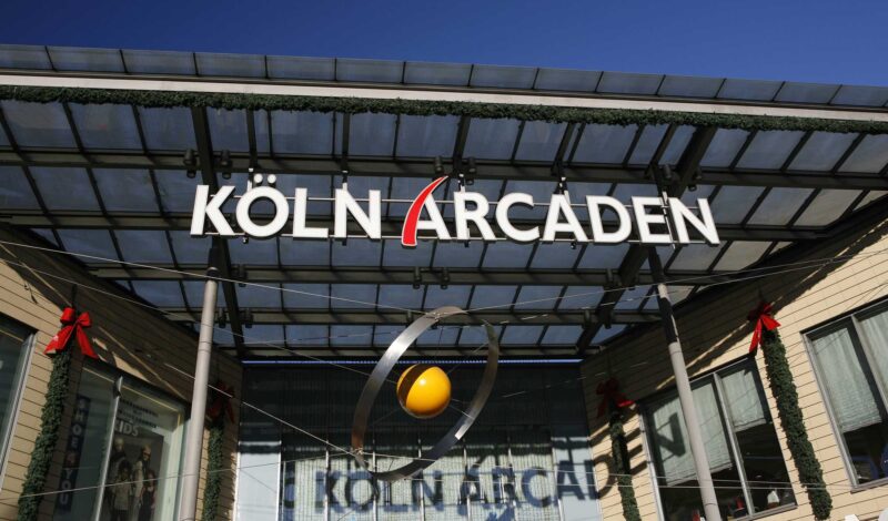 Schriftzug Köln-Arcaden am gleichnamigen Einkaufscenter in Köln