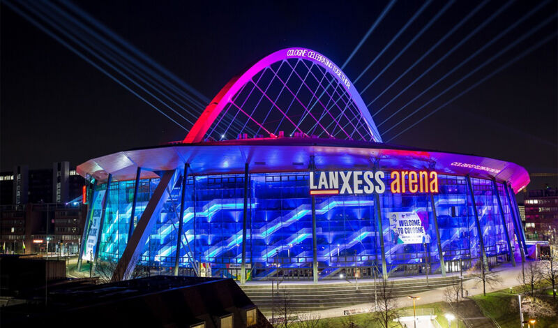Die zur EHF Euro 2024 nächtlich beleuchtete Lanxess-Arena