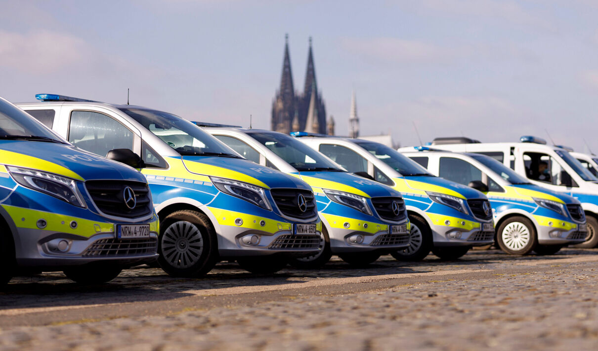 Polizeiautos an der Deutzer Werft.