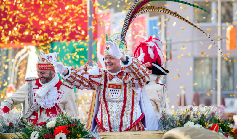 Prinz Boris im Kölner Rosenmontagszug grüßt die Jecken