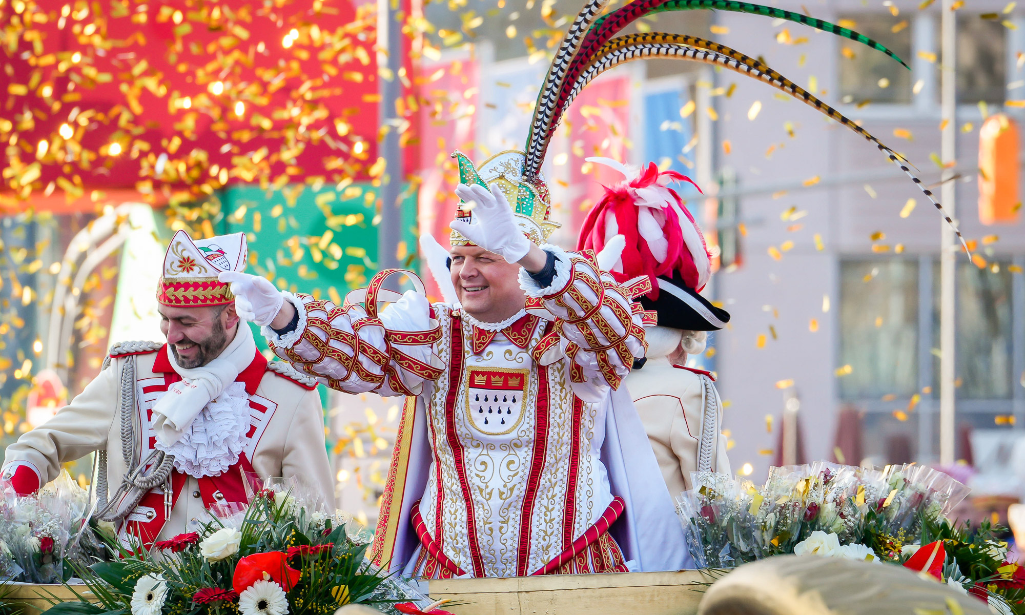 Prinz Boris im Kölner Rosenmontagszug grüßt die Jecken