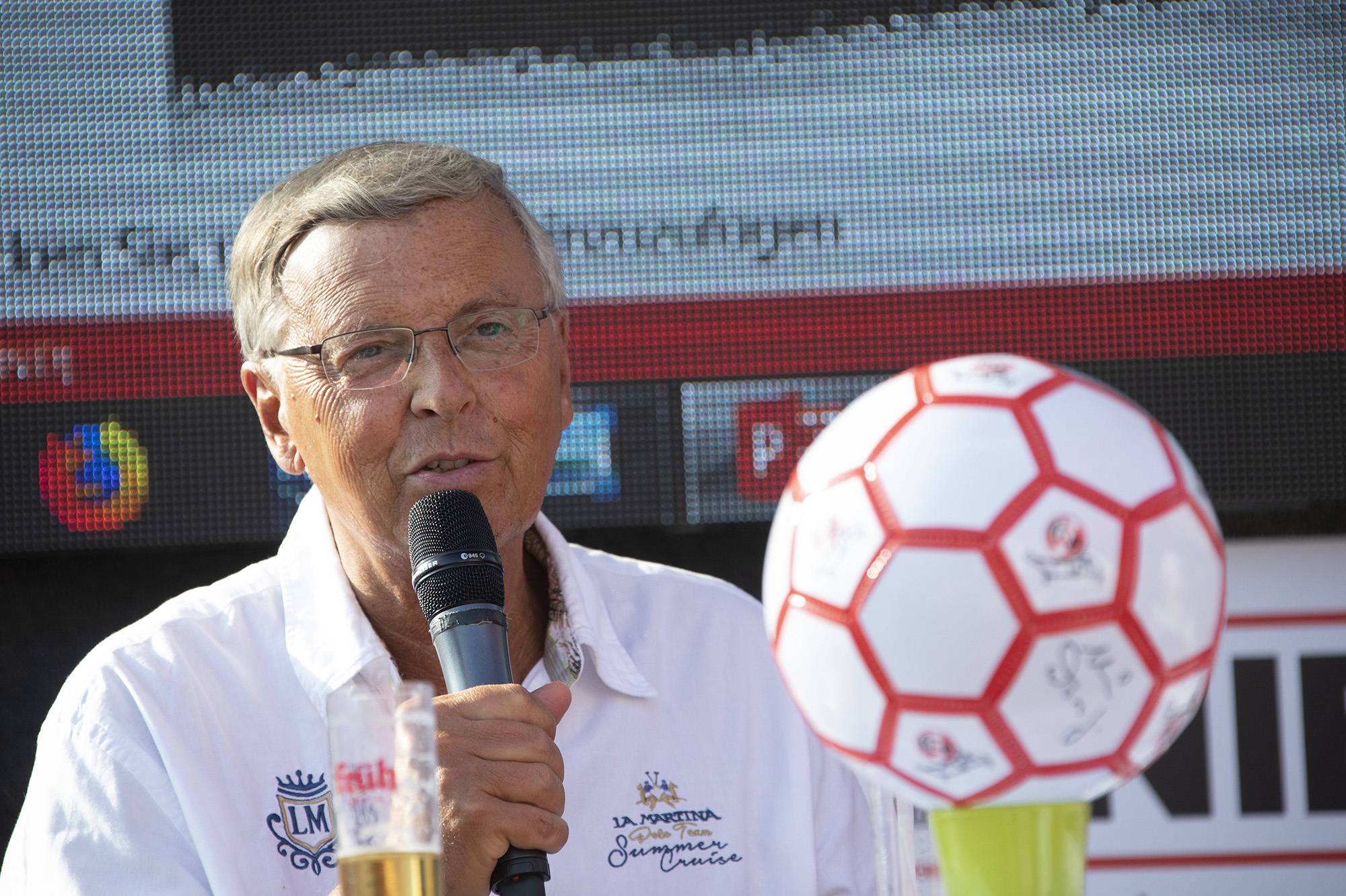 Das Bild zeigt den CDU-Politiker Wolfgang Bosbach mit einem Mikrofon in der Hand.