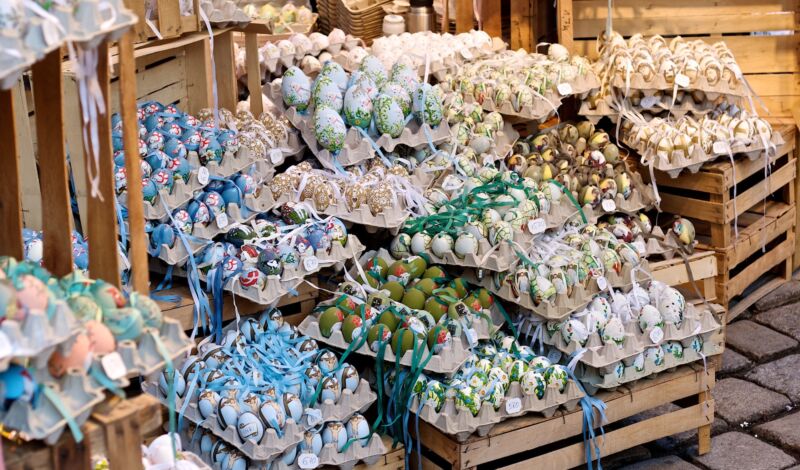 Bunte, bemalte Ostereier am Ostermarkt