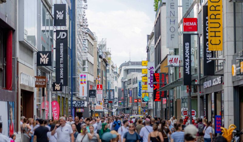 Passanten auf der Hohe Straße Köln