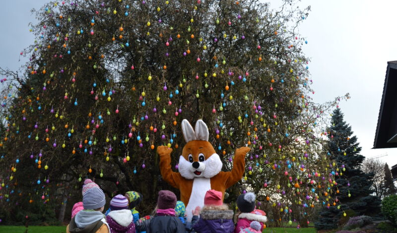 Kinder auf dem Osterpark des Gertrudenhofs mit Osterhasen