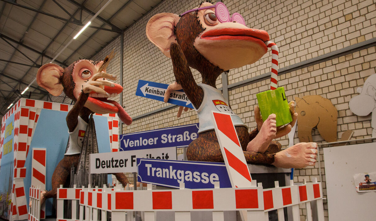 Ein Persiflagewagen des Kölner Rosenmontagszugs 2024 zeigt Affen als Motiv.