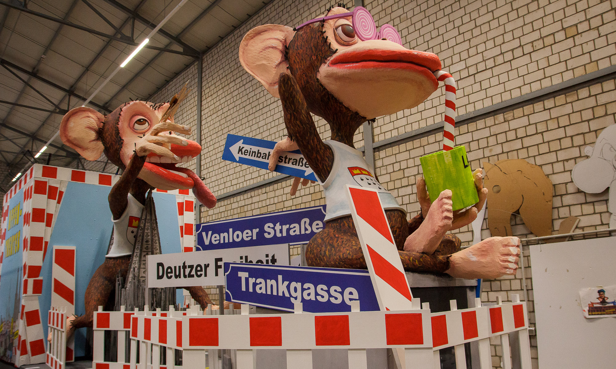 Ein Persiflagewagen des Kölner Rosenmontagszugs 2024 zeigt Affen als Motiv.