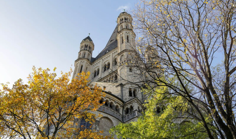 Blick auf den Turm der romanischen Kirche Groß St. Martin in der Kölner Altstadt.