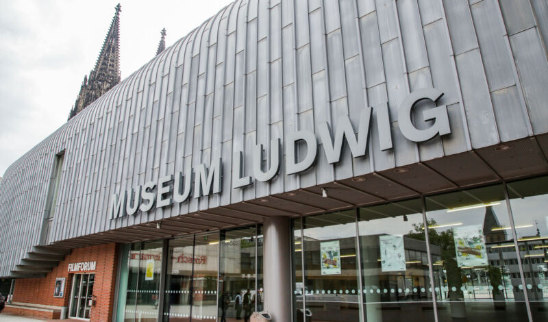 Der Eingang des Museums Ludwig mit den Türmen des Kölner Doms im Hintergrund.