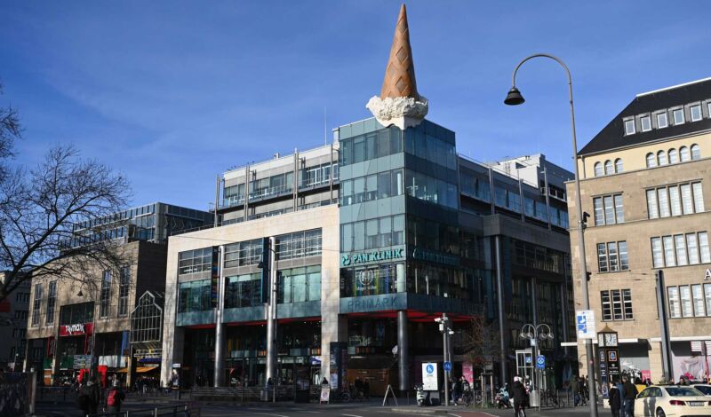 Neumarkt Galerie in Köln mit großer Eiswaffel-Skulptur des Pop-Art-Künstlers Claes Oldenburg