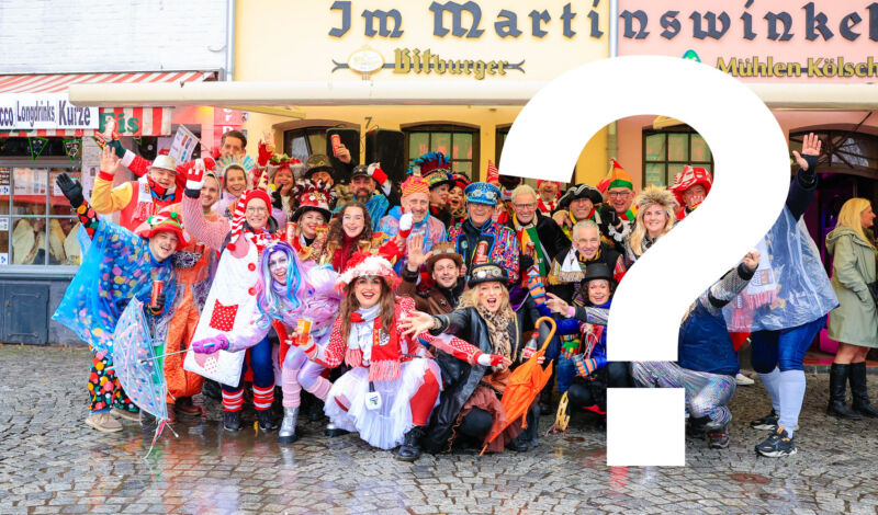 Eine Gruppe Jecke vor einem Brauhaus in der Kölner Altstadt.