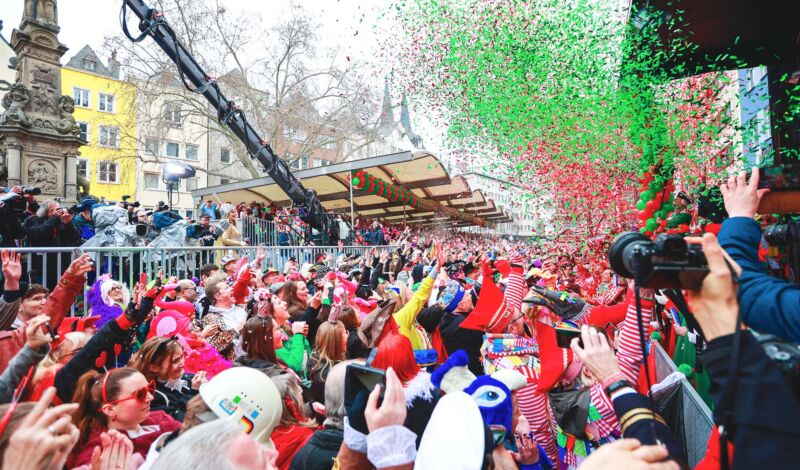 An Weiberfastnacht beginnt auf dem Alter Markt in Köln mit Konfettiregen der Straßenkarneval.