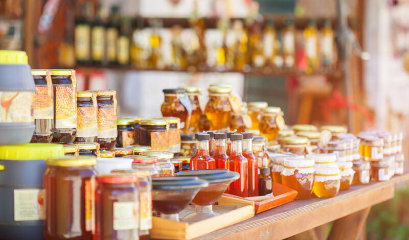 Honiggläser auf einem Markt