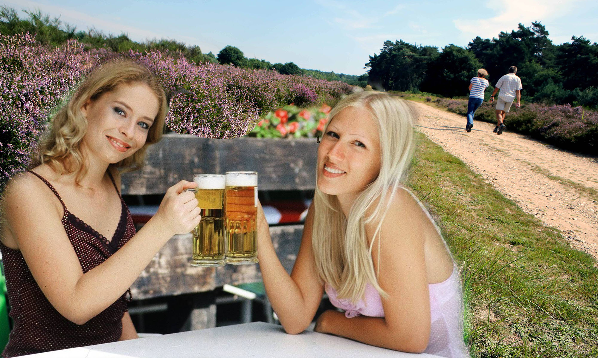 Zwei Frauen stoßen in einem Ausflugslokal mit einem Bier an.