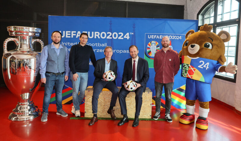 Protagonisten des Programms "Stadion der Träume " im Sport- & Olympiamuseum plus EM-Pokal und Maskottchen Albärt