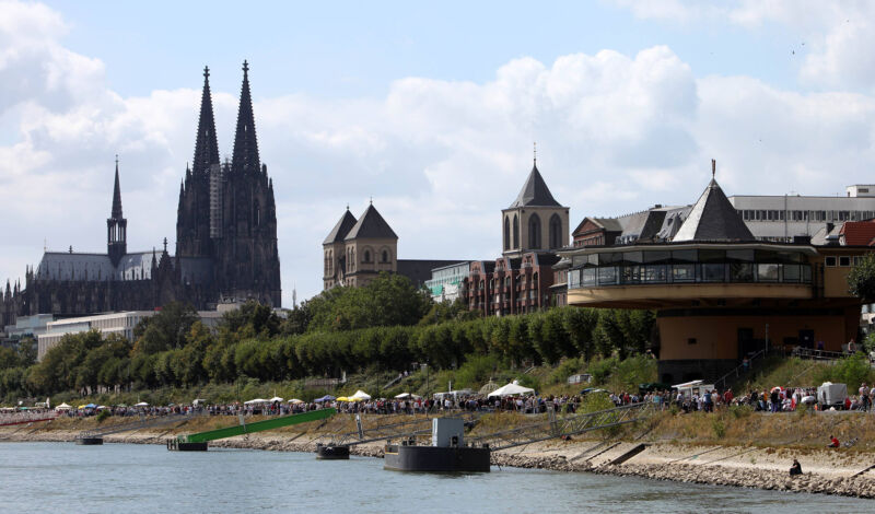 Das Foto zeigt einen Blick auf den Kölner Dom mit der Gaststätte Bastei