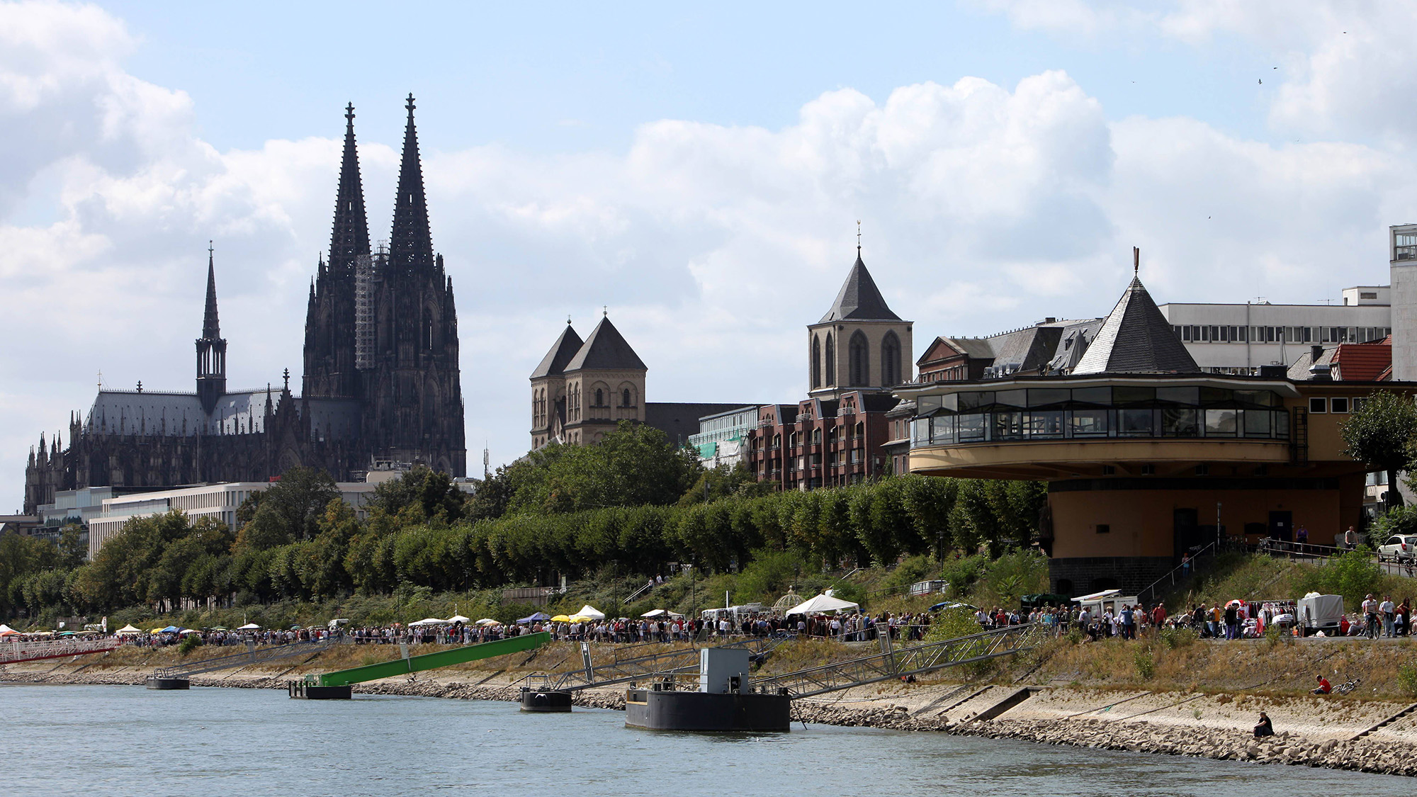 Das Foto zeigt einen Blick auf den Kölner Dom mit der Gaststätte Bastei