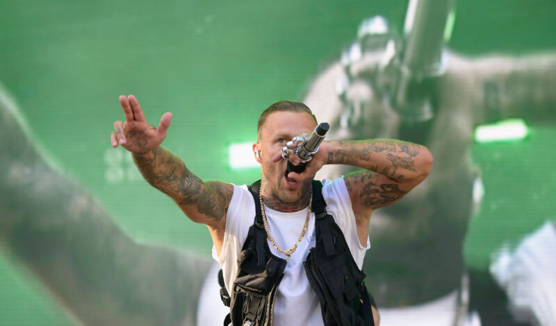 Rapper Kontra K auf der Bühne