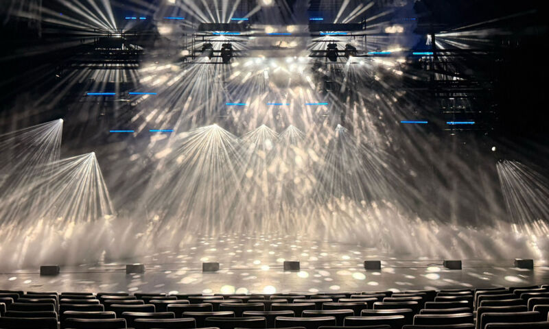 Blick auf die beleuchtete Bühne im Schauspielhaus Köln