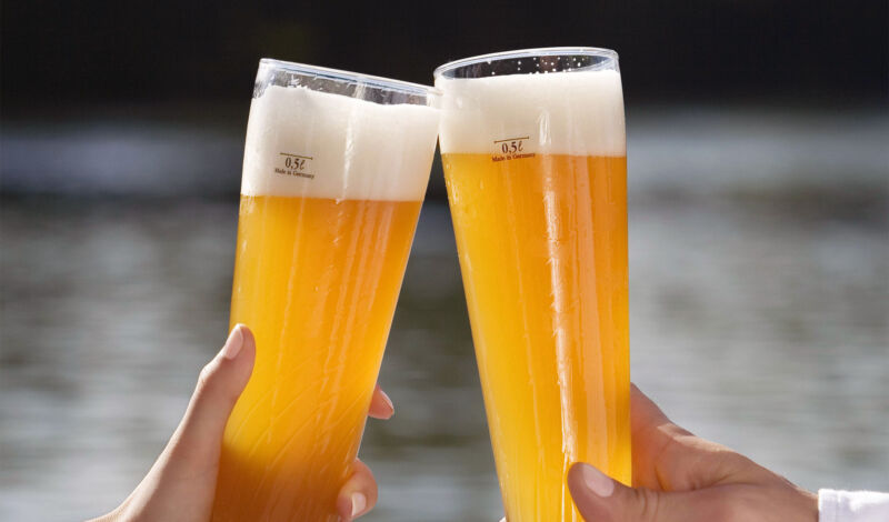 Zwei Gläser mit Hefeweizen.