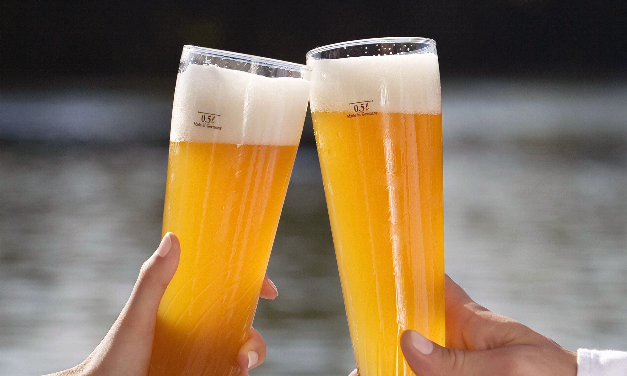 Zwei Gläser mit Hefeweizen, aus Weißbier genannt.