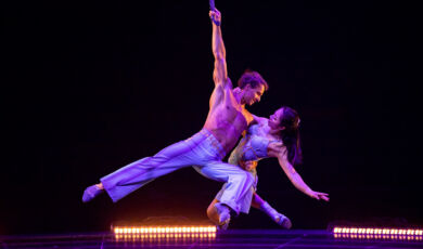 Das Foto zeigt zwei Tänzer von Cirque du Soleil