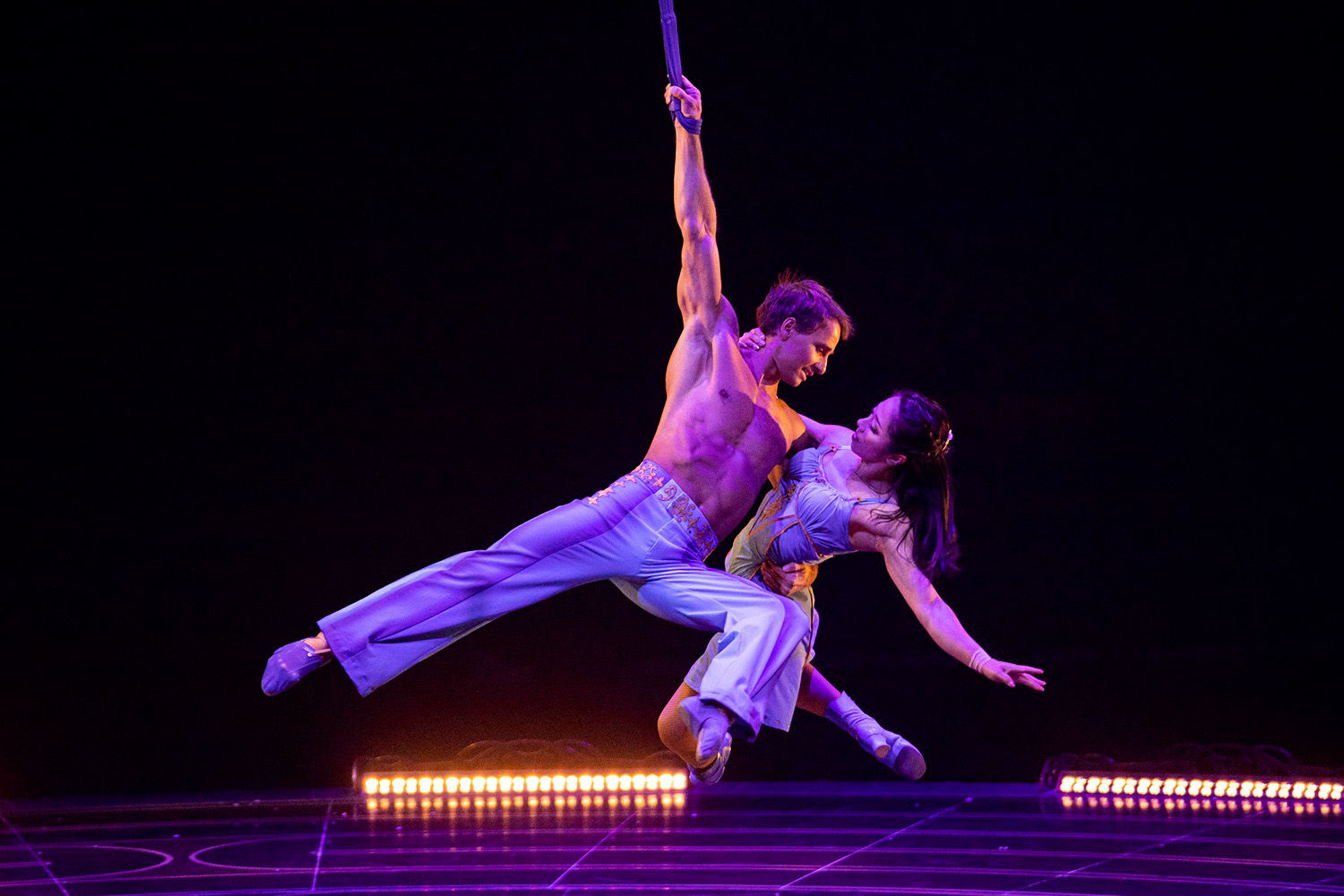 Das Foto zeigt zwei Tänzer von Cirque du Soleil