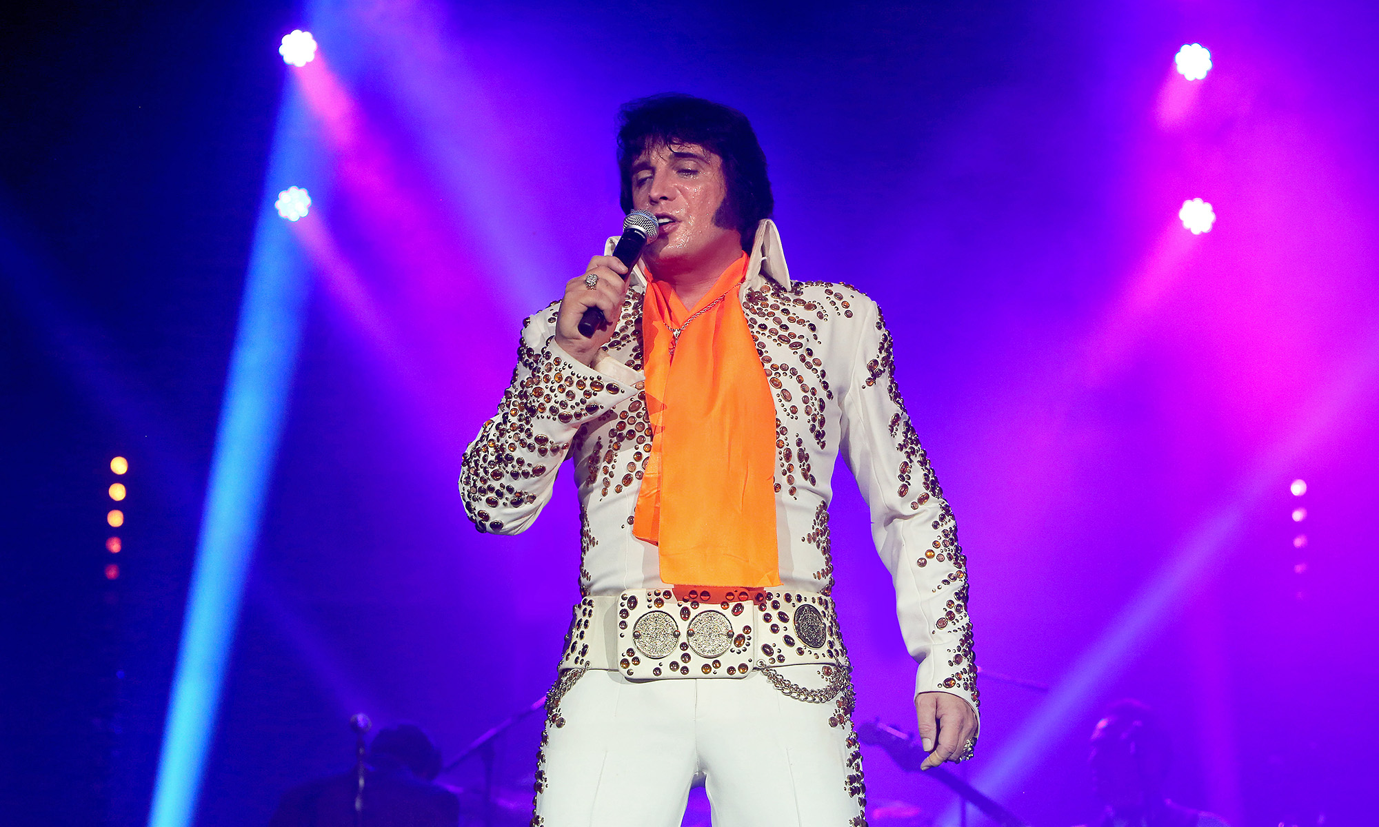 Ein Sänger der "Elvis Tribute Artist World Tour" singt Lieder von Elvis Presley
