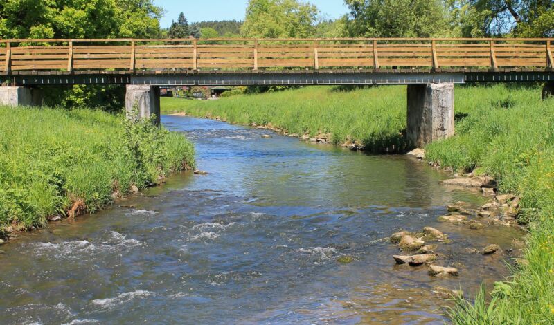 Eine schmale Brücke über das Flüsschen Sülz im Bergischen Land