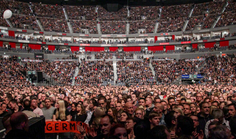 Zuschauer des Konzertes von Depeche Mode im Jahre 2013 in der Kölner Lanxess-Arena.