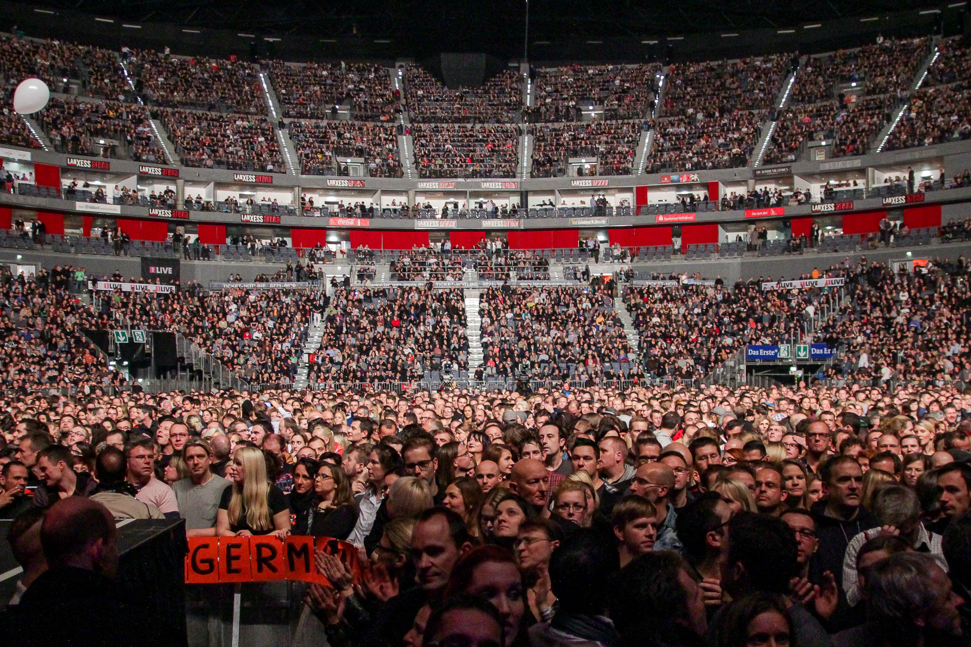 Zuschauer des Konzertes von Depeche Mode im Jahre 2013 in der Kölner Lanxess-Arena.