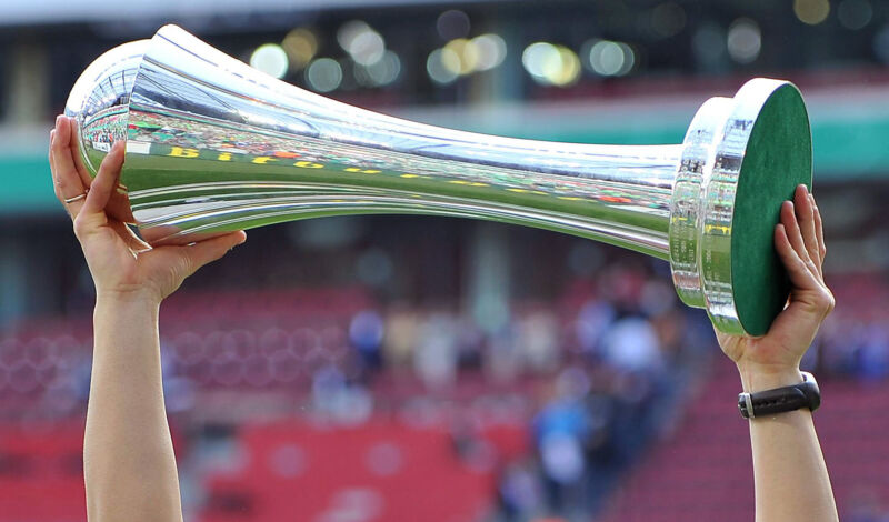 Die Trophäe des DFB-Pokals im Wettbewerb der Frauen wird hochgehalten