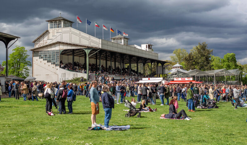 Die Zuschauertribüne der Galopprennbahn Köln