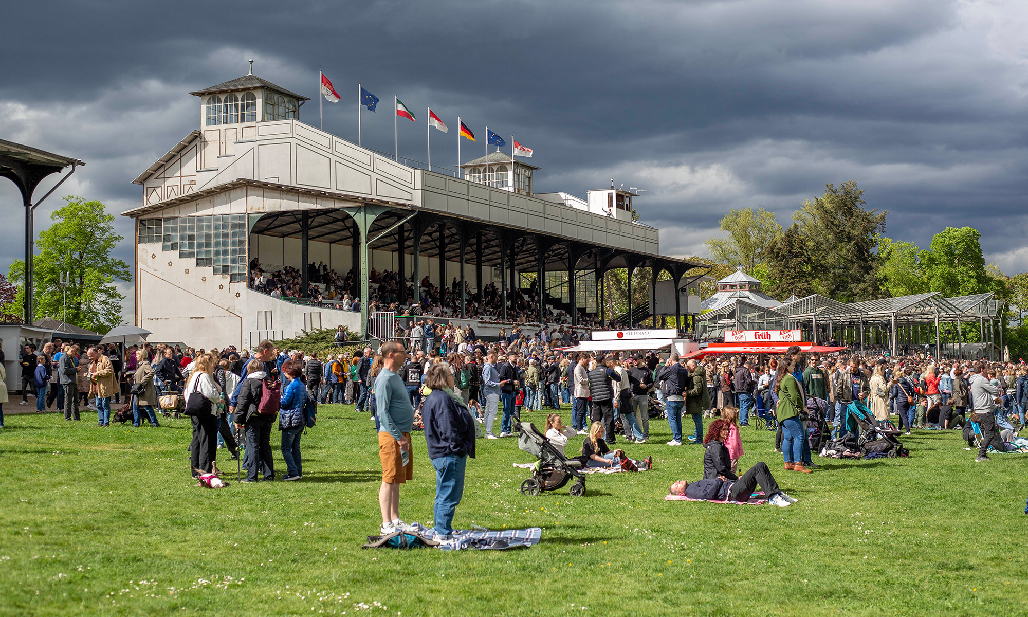 Die Zuschauertribüne der Galopprennbahn Köln