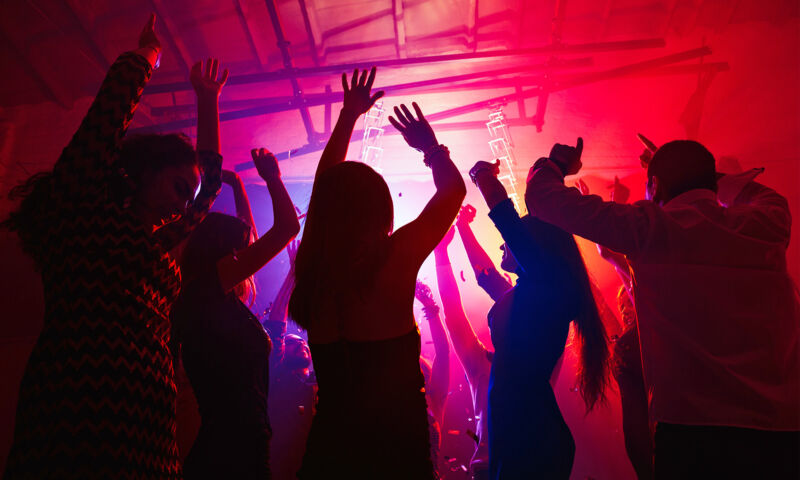 Besucher einer Party feiern und tanzen