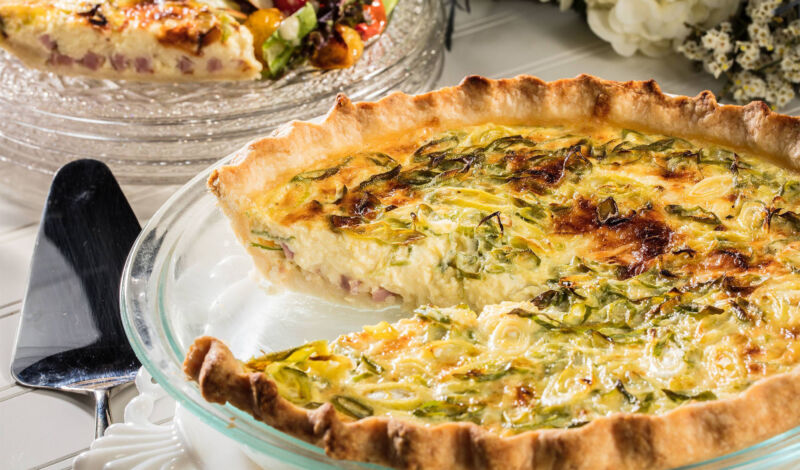 Eine angeschnittene Quiche Lorraine