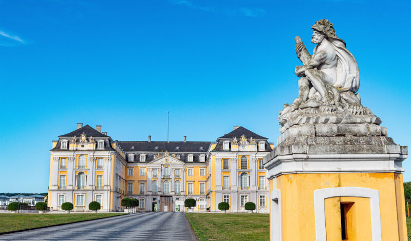 Außenansicht des Schlosses Augustusburg in Brühl