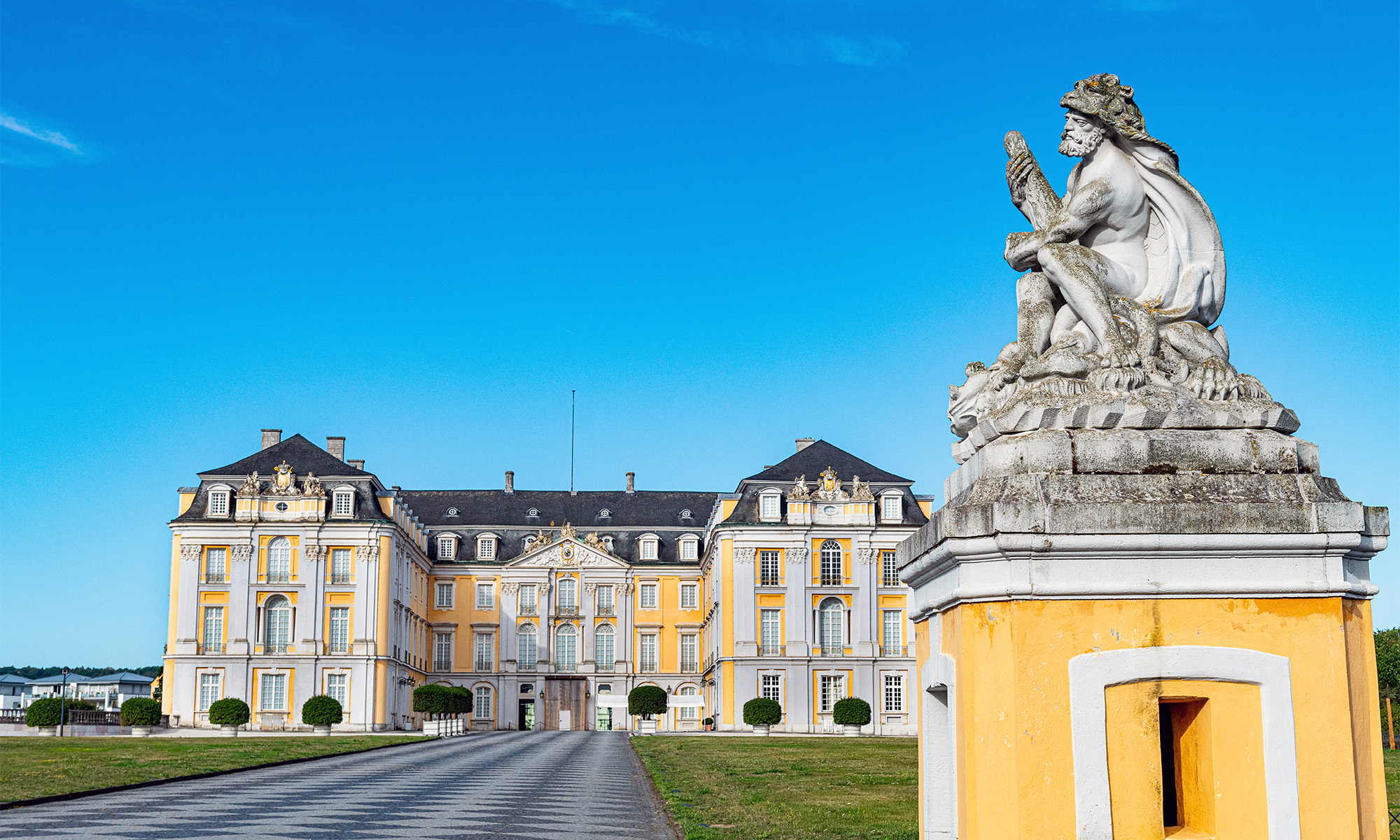 Außenansicht des Schlosses Augustusburg in Brühl