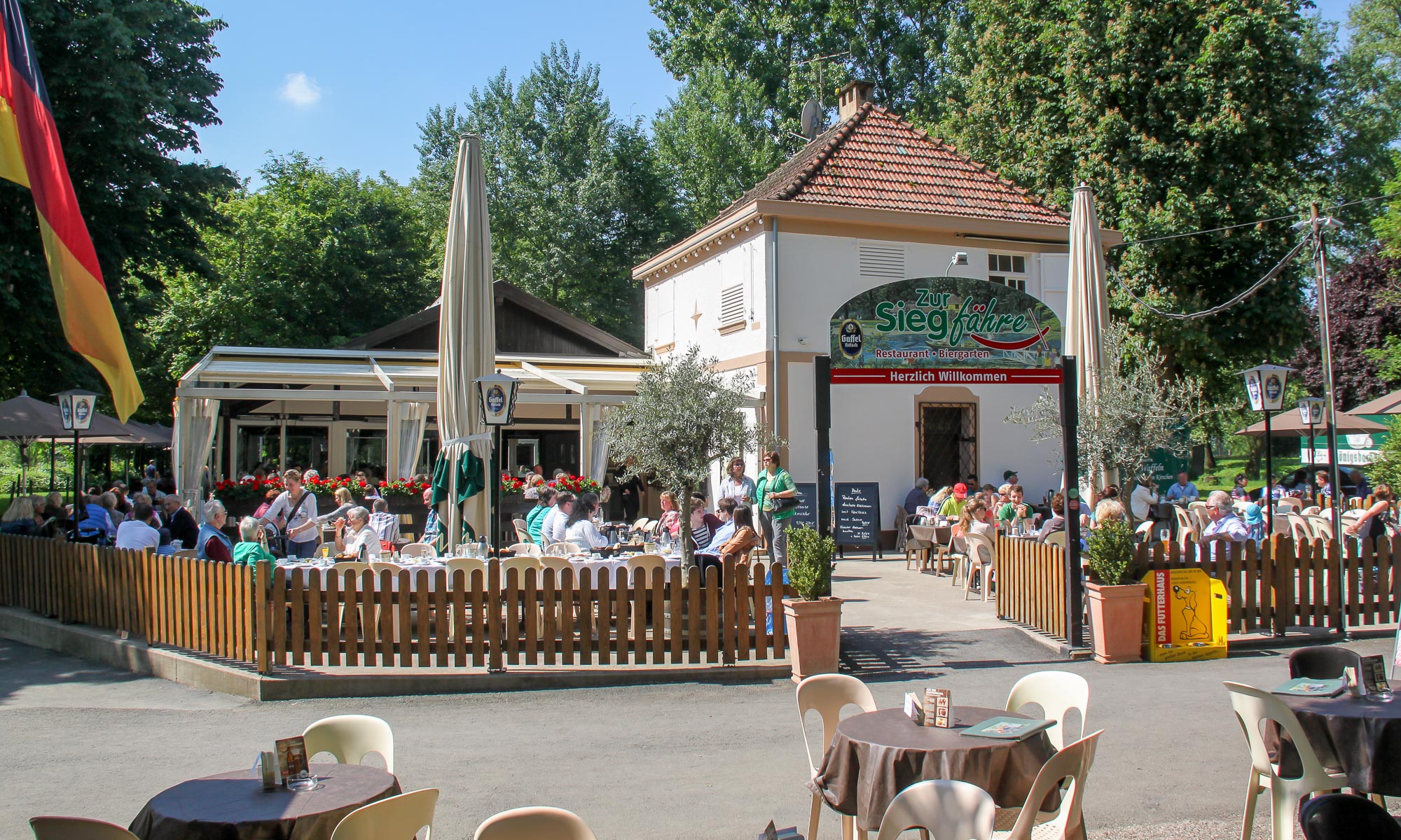 Außenansicht des Ausflugslokales Zur Siegfähre im Sommer