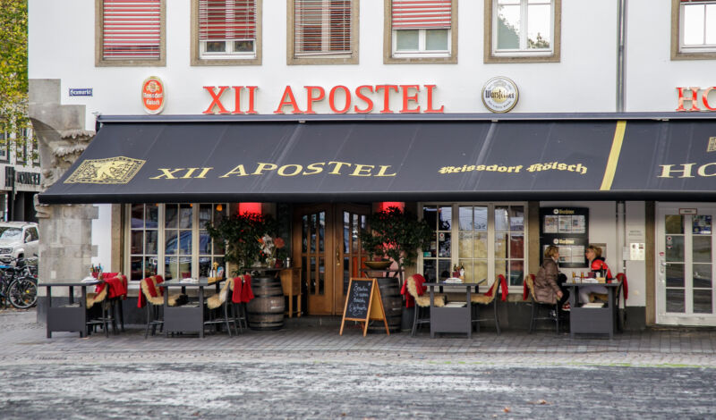 Das Restaurant XII Apostel am Heumarkt von außen.