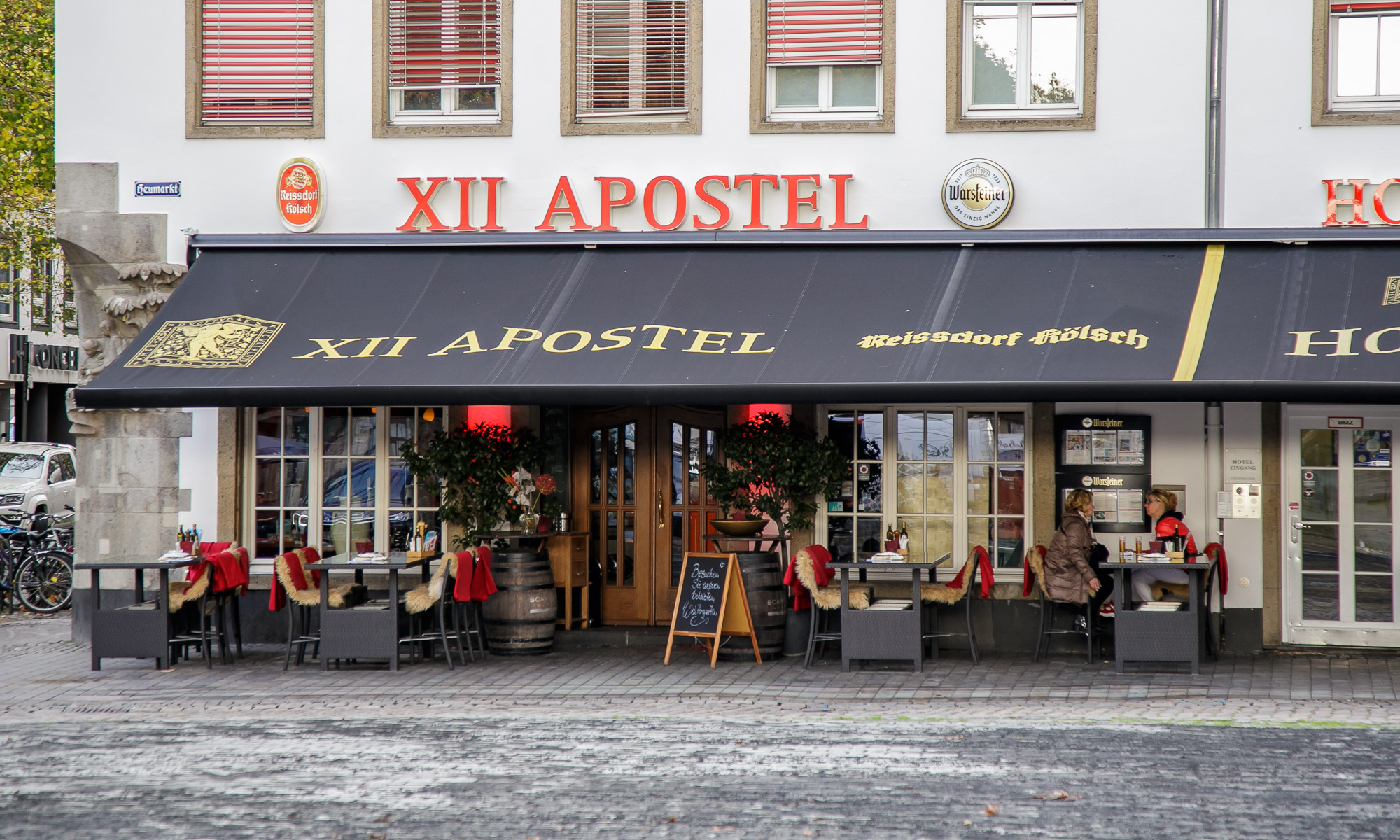 Das Restaurant XII Apostel am Heumarkt von außen.