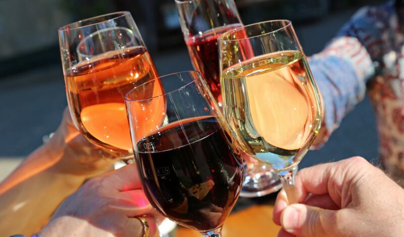 Winzerfest Leichlingen 1 Menschen stoßen mit Weingläsern an