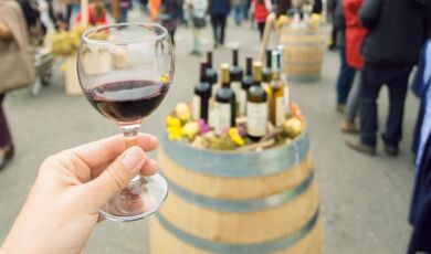 Glas Wein auf einem Weinfest