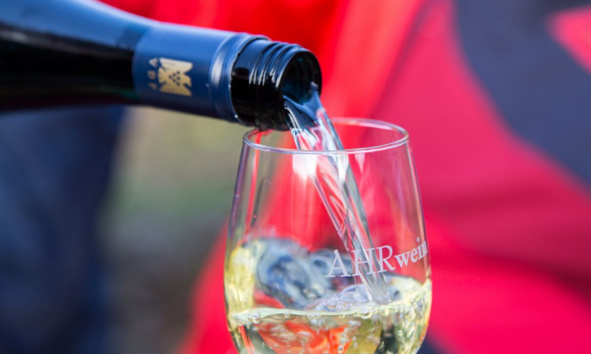 Schlemmer- und Abendmarkt auf dem Auerbachplatz in Sülz 3 Ein Glas Weißwein auf dem Rotweinwanderweg an der Ahr