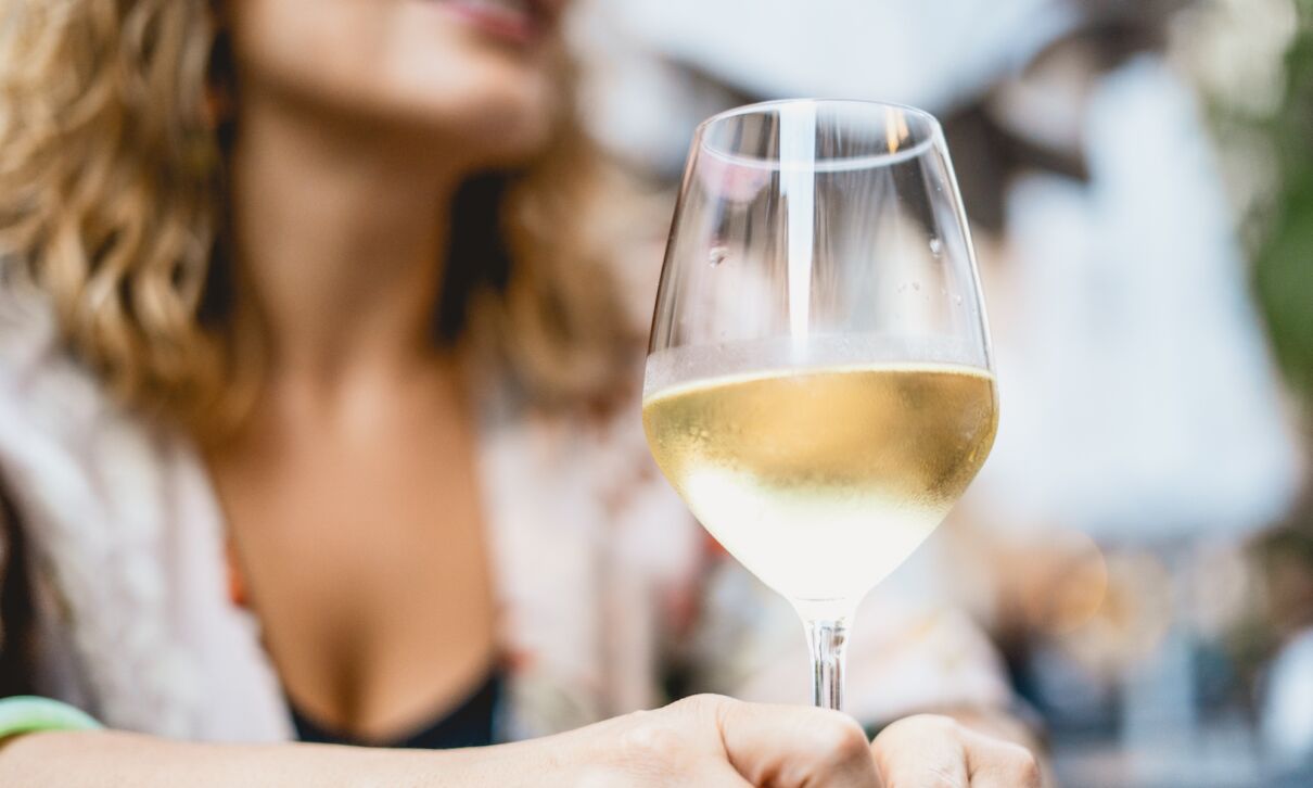 Frau mit Weißweinglas