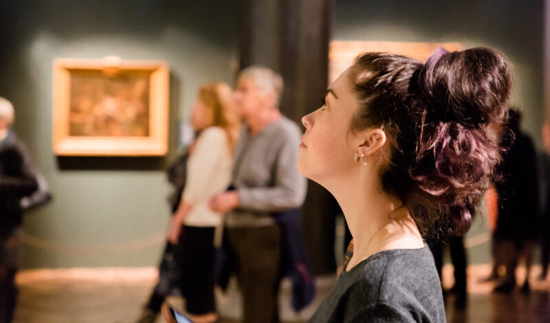 Frau in einer Kunstausstellung im Museum