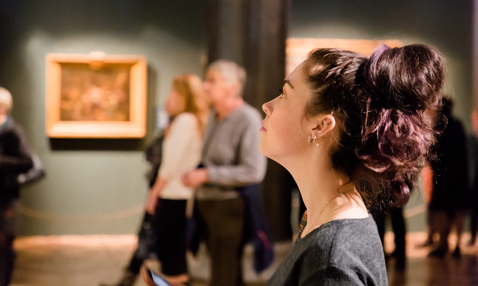 Frau in einer Kunstausstellung im Museum